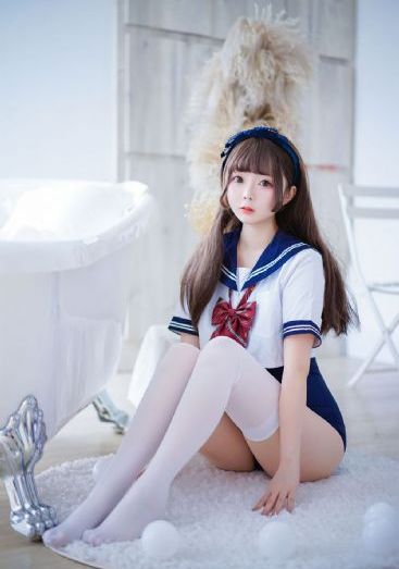 普京双膝跪地献花纪念亡者